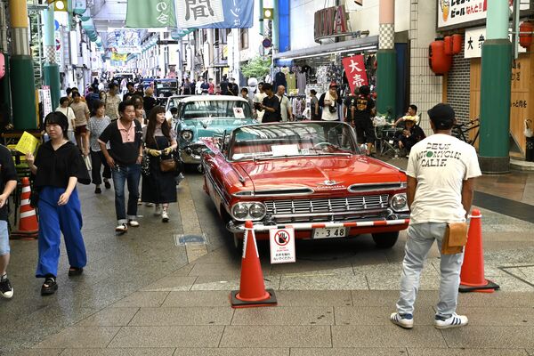オリオン通りに並んだアメ車のビンテージカー