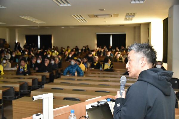 クラブの経営状況などを説明する栃木SCの橋本社長=作新大
