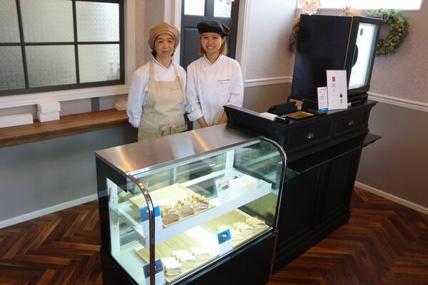 店に立つ店長の仲野美羽さん（右）と幸子さん