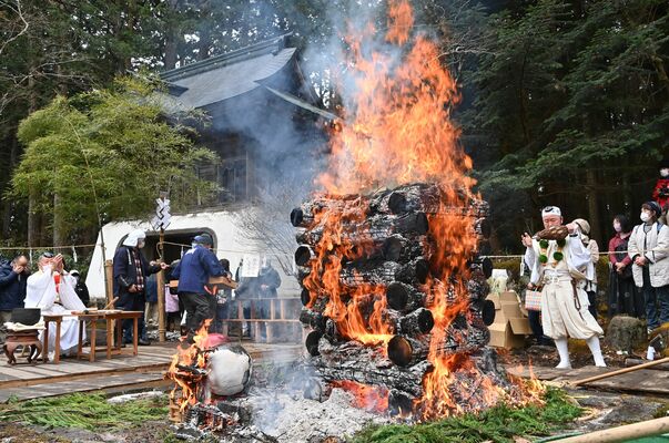 境内で営まれた護摩たき＝14日午前11時55分、日光市萩垣面