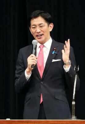 　金沢市で講演する自民党の小林政調会長＝２３日午後