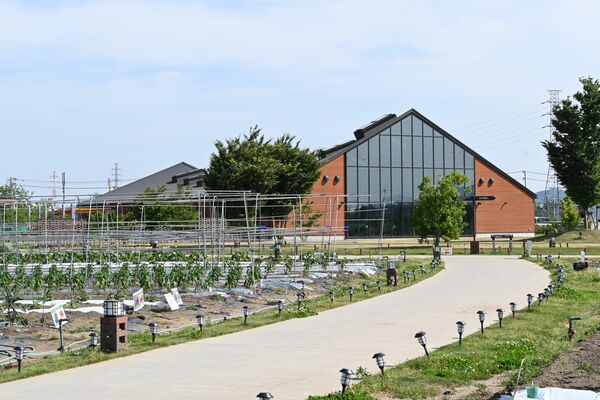 「ヤサイな仲間たちファーム」が管理する農園の外観
