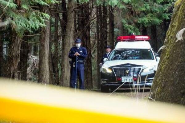 　京都府警が捜索する山林＝９日午後、京都府南丹市