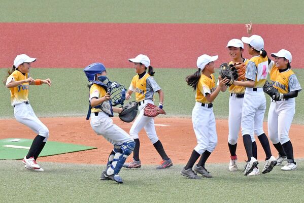 優勝を決め、マウンド付近に集まって喜ぶ栃木スーパーガールズの選手たち＝金沢市民野球場（チーム提供）
