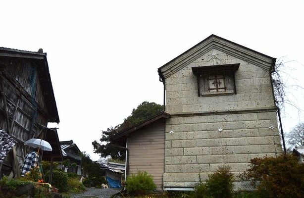 西条八十が蔵書を避難させていた小口家の石倉（右）