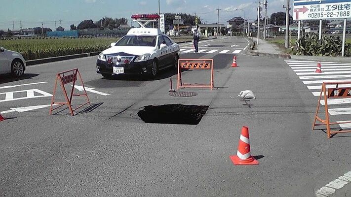２０１７年９月に野木町の県道で発生した道路陥没（栃木県県土整備部提供）
