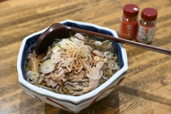 看板メニューの「山形の肉そば」。七味をかけて味変するのもお勧め