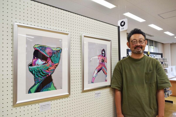 作品を前に笑顔を見せるｅｂｉさん
