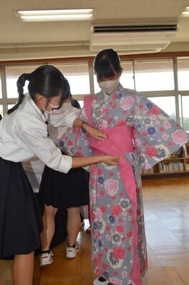 佐野松桜高生の指導で浴衣の着付けを体験する赤見中の生徒たち