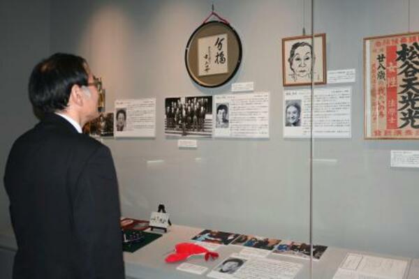 　憲政記念館で開かれている、女性政治家の経歴や選挙グッズを紹介する企画展＝４月、東京・永田町