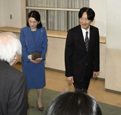 「修養団」の創立120周年記念大会の会場に到着された秋篠宮ご夫妻=20日午後、東京都渋谷区の国立オリンピック記念青少年総合センター