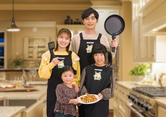 県が制作したＰＲ動画に出演した井上さん（後列左）と樫尾さん（同右）