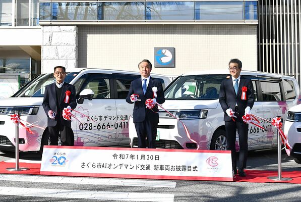 テープカットする（左から）五江渕代表取締役、花塚市長、岡田社長