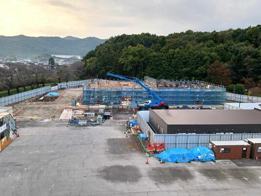 建設工事が進む新斎場。手前は仮設斎場（市ホームページから引用）
