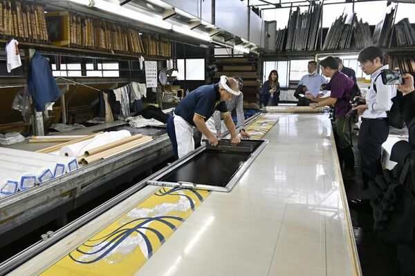 メディア向けに公開した足利銘仙の糸染め工程＝25日午前、足利市