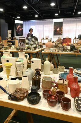 渋谷ヒカリエで始まった作品展示販売会=20日午後、東京都渋谷区