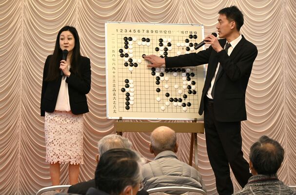 大盤解説を行う藩美玲さん（左）と潘善琪八段＝26日午後、日光市安川町