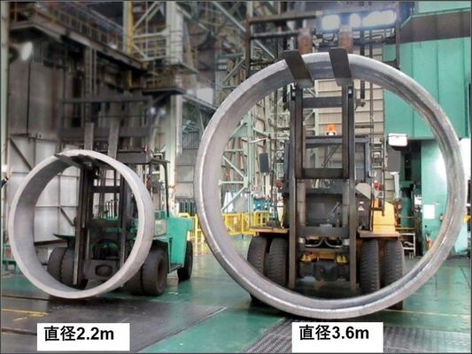 鋳鍛製作所で製造されている大型のリング鍛造材＝小山市