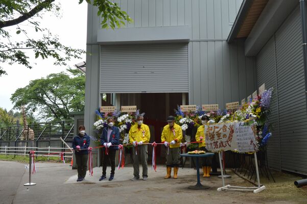 完成した寝小屋の前で行われた落成式