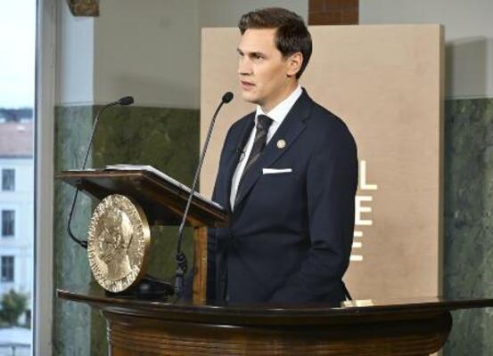 10月、ノーベル平和賞の受賞者を発表するノルウェーのノーベル賞委員会のフリードネス委員長=オスロ