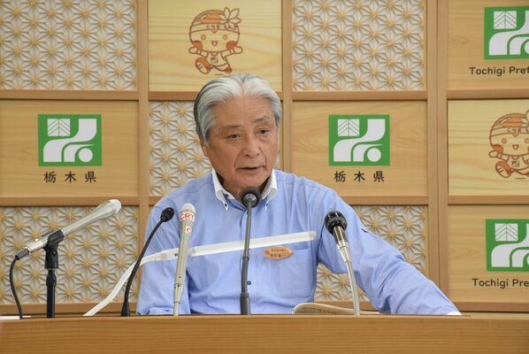 定例記者会見で訪米について説明する福田知事＝15日午後、県庁