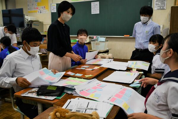 全校生徒から寄せられた意見を基に校則の見直しを検討する生徒会役員ら＝９月下旬、壬生中