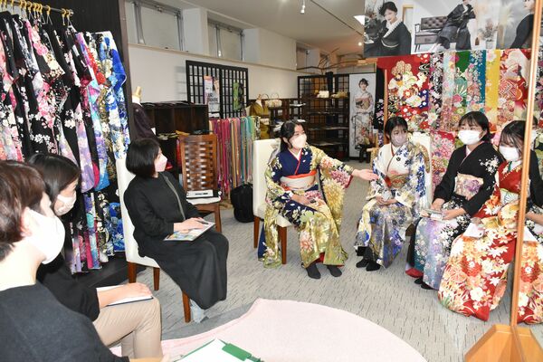 ファッションショーに向けて話し合うメンバーたち