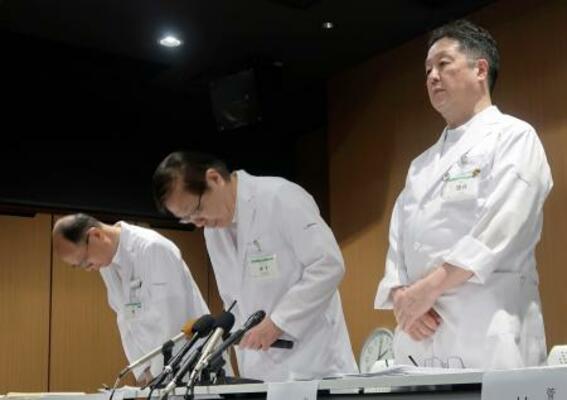 　記者会見で謝罪する兵庫県立はりま姫路総合医療センターの木下芳一院長（中央）ら＝２６日午後、兵庫県姫路市