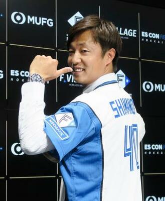 　入団記者会見でポーズをとる日本ハム・島本＝３日、エスコンフィールド北海道