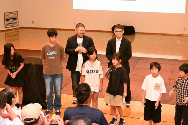 オープニングセレモニーで登壇した渡辺監督（左から３人目）ら＝１３日午前、大田原市南金丸