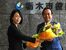 初登庁し、花束を受け取る琴寄市長