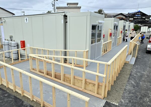 15戸分のスロープ付き仮設住宅が完成し、内覧会後には早速入居が始まった＝２月29日午前10時50分、石川県穴水町