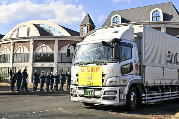 見送りを受け、出発する初出荷のビールを乗せたトラック＝５日午後２時20分、那須町高久甲