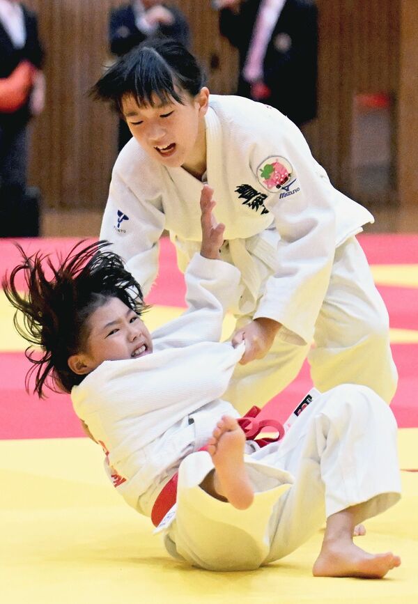 団体　未来塾－帝京豊郷台決勝　次鋒戦で帝京豊郷台・河原が出足払いで一本勝ち＝ユウケイ武道館