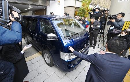 家宅捜索を受けた自民党安倍派（清和政策研究会、当時）の事務所が入る建物から出る、証拠品を積んだとみられるワゴン車＝２０２３年１２月１９日、東京都千代田区