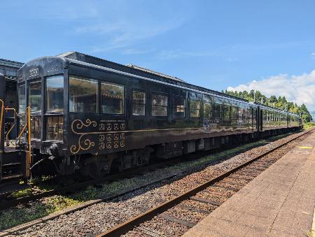 　阿蘇駅で折り返しを待つ臨時列車「快速あそ」