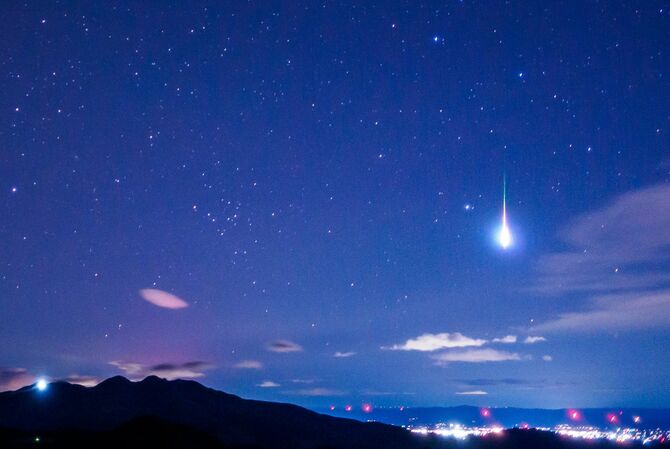 夜空に輝く流星（25秒間露光、阿久津さん撮影）
