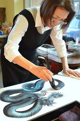 集中に徹して胴体を一気に描き上げる、三代目龍正さん。緊張感が伝わってきます