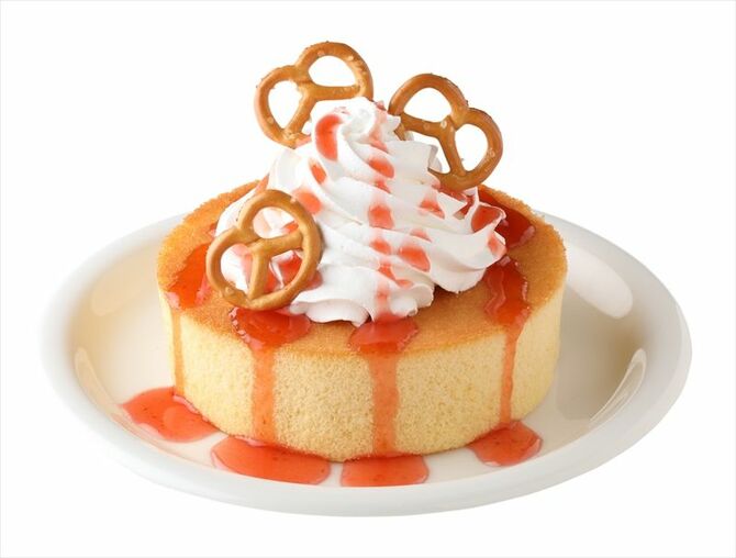 スフレパンケーキに、北海道産バターとホイップクリーム、プレッツェルをトッピングし、栃木県産「スカイベリー」を使用したいちご&いちじくソースを添えた
