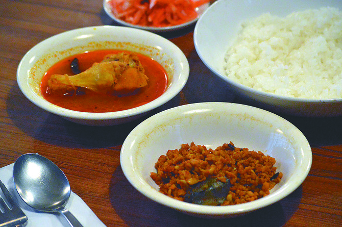 店主お薦めの「ミックスカレー（チキン＆キーマ）」（９００円）