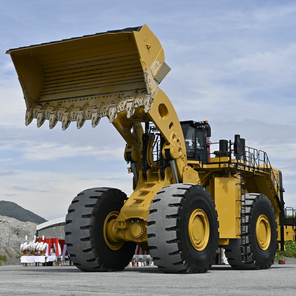 佐野の藤坂、世界最大級のホイールローダーを導入 国内初、大型化で