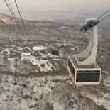 那須ロープウェイが今季営業開始　残雪の山肌堪能　「装備整えて登山楽しん…