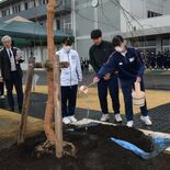 「私たちの将来に花が咲くように」 シダレザクラに希望託し植樹　塩谷中創…