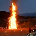 大田原で「どんと祭」　正月飾りなどたき上げる　炎を見守り息災祈る