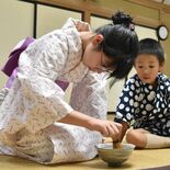 親子仲良く「お点前頂戴」　大田原・大雄寺で茶道体験
