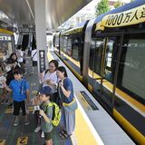 LRT利用者1000万人記念、宇都宮でラッピング電車お披露目　開業２周年でキッズ無料　家族連れでにぎわい