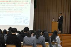 進学や就職控えた３年生に金融教育