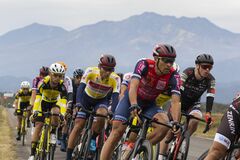 20人の大規模落車、何が　ブリッツェン増田は骨盤骨折