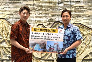 「栃木県民感謝月間」をPRする来寿さん(左)ら=24日午後、下野新聞社