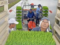 大田原で一足早く田植え